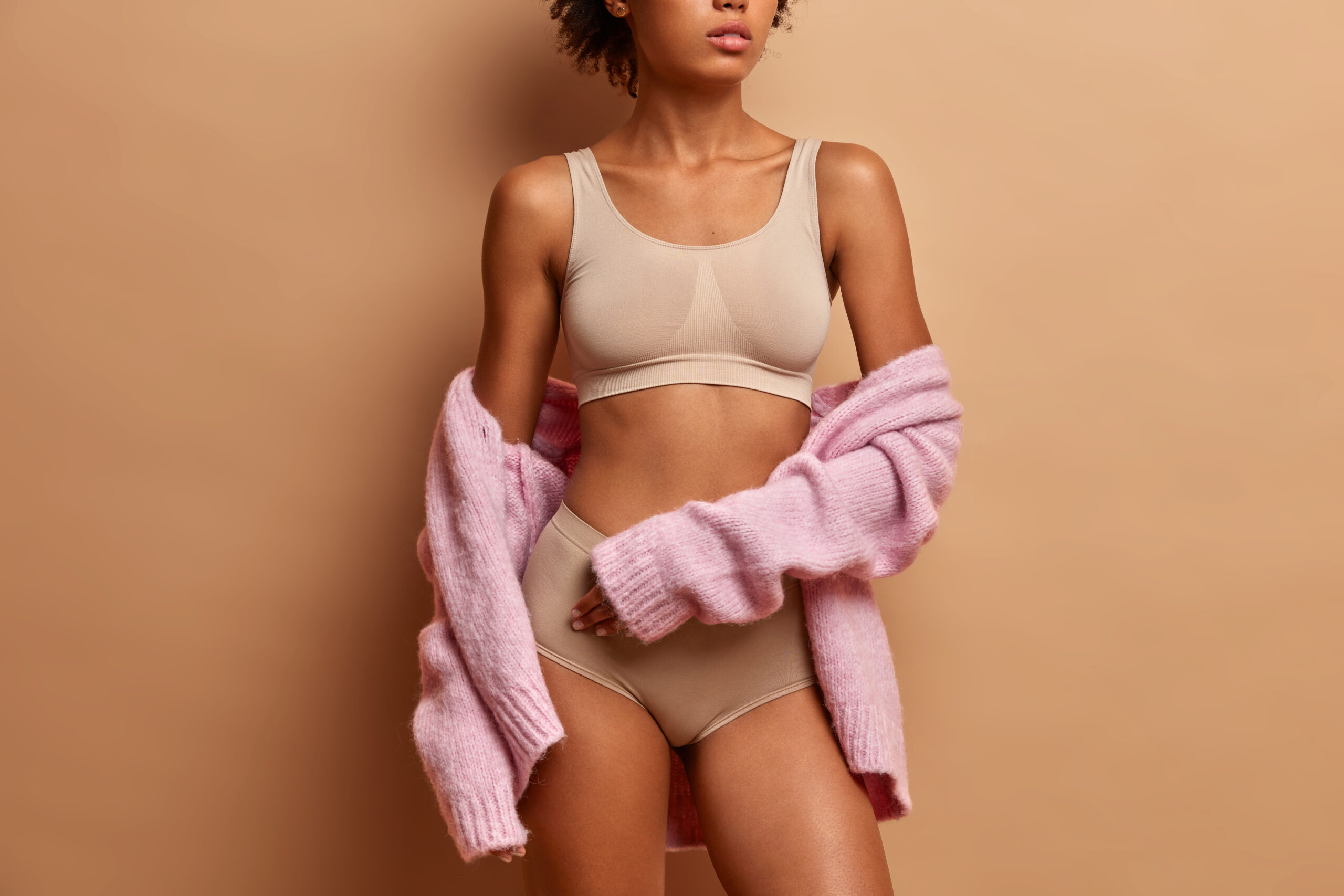 Qué tipo de ropa interior es mejor para evitar irritaciones - concepto de lineas de belleza femenina con mujer delgada scaled - Sydney